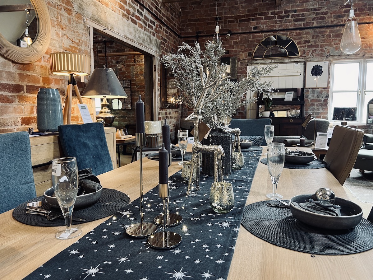 Midnight blue and silver tablescape
